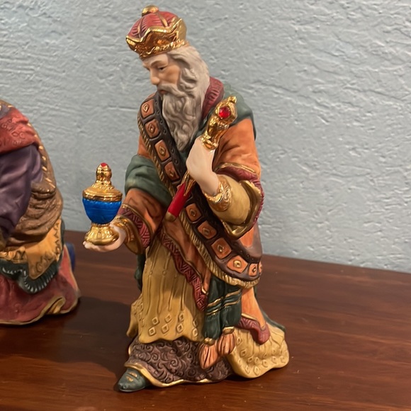 Kirkland Signature Nativity
Replacement Figurine the two Wiseman - Picture 2 of 7